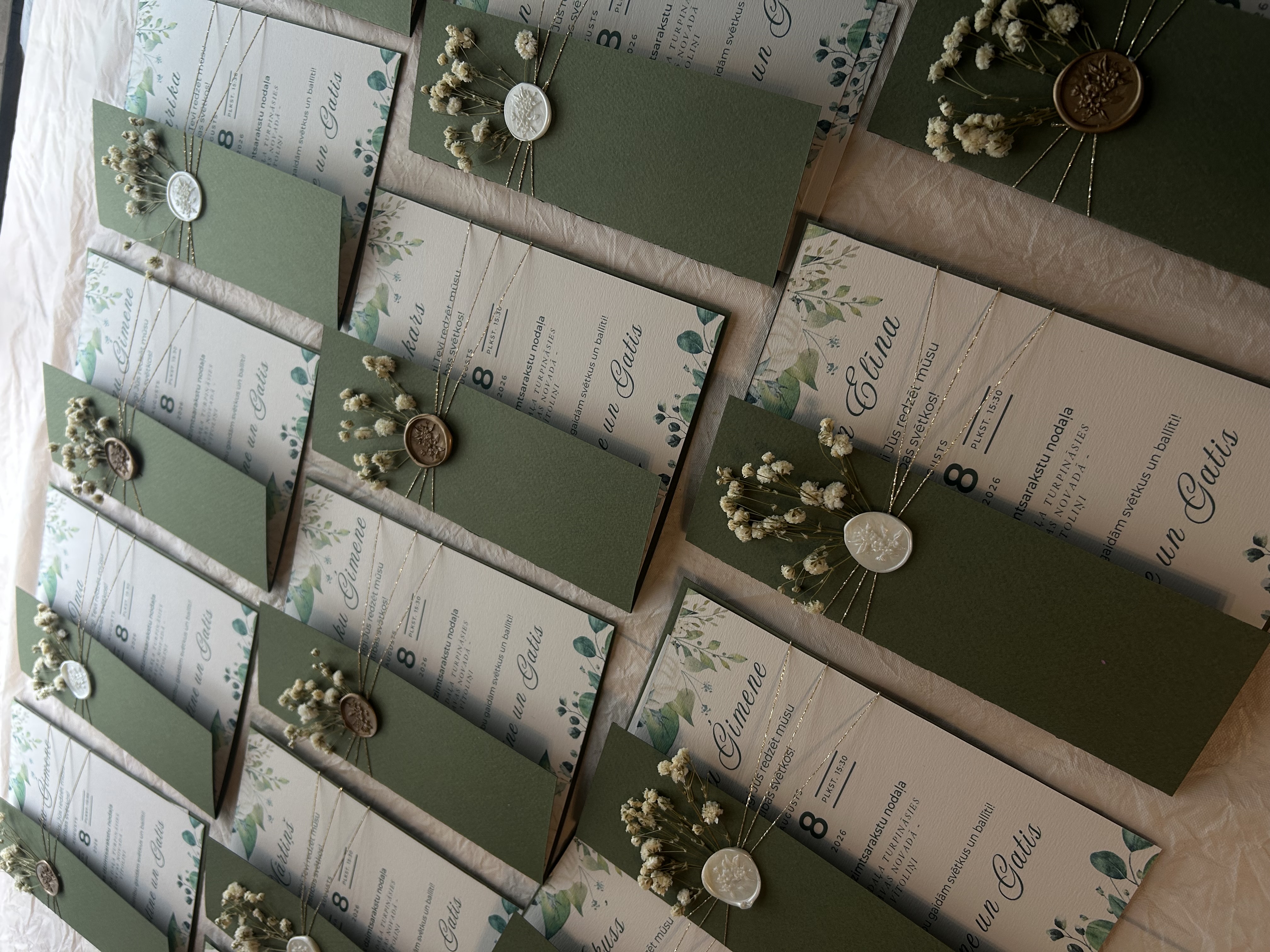 Personalizēts kāzu ielūgums ar vaska zīmogu un kaltētiem ziediem "Olīvu elegance"