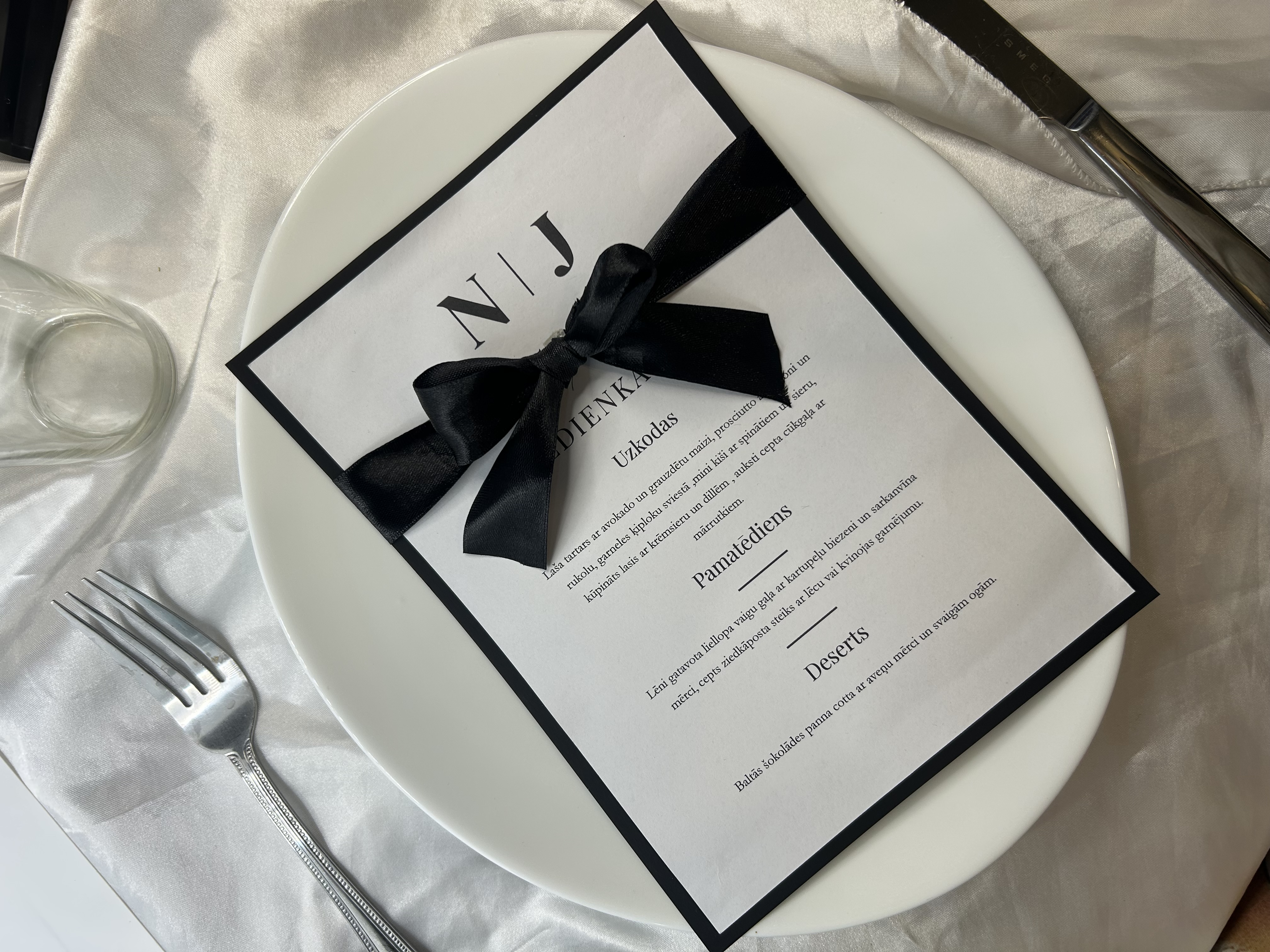Personalizēta melnbalta kāzu ēdienkarte ar satīna lenti | Elegants luksusa dizains