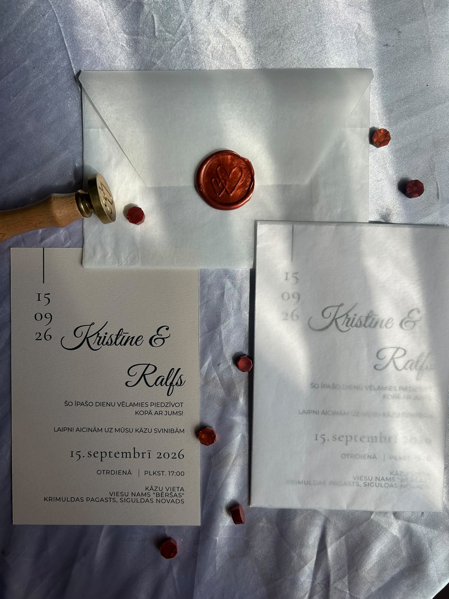 Personalizēts kāzu ielūgums ar caurspīdīgu papīru un vaska zīmogu | Elegants roku darbs
